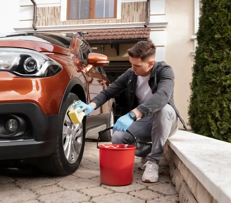 Lavage auto à domicile Chorey-les-Beaune : professionnel intervenant sur un véhicule